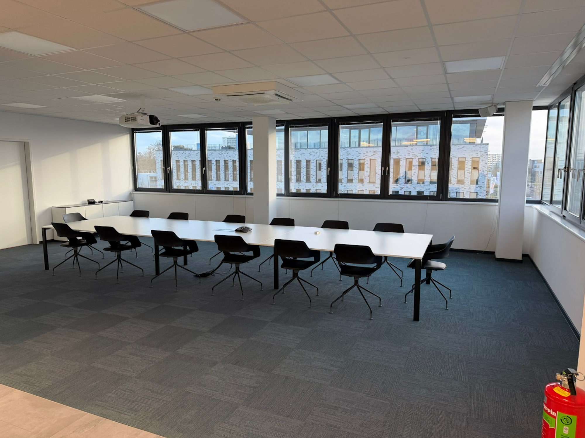 Gereinigte Büroetage mit Besprechungstisch