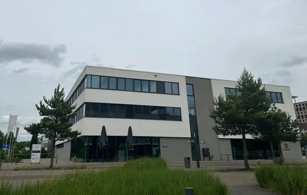 Bürogebäude nach der Gebäude- und Fensterreinigung