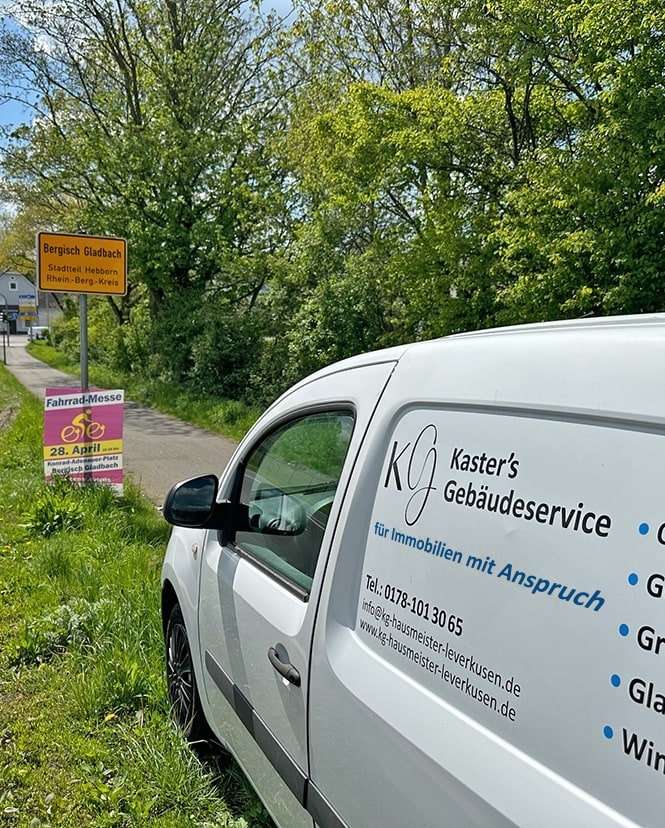 Fahrzeug von Kaster’s Gebäudeservice am Ortsschild Bergisch Gladbach