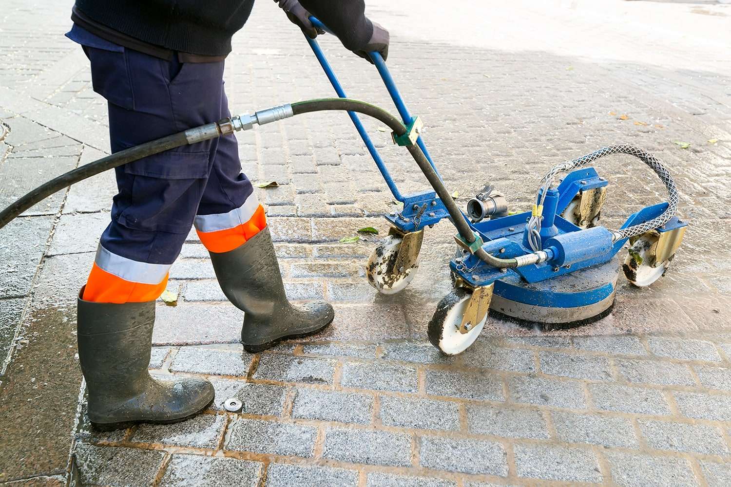 Reinigung einer Pflasterfläche mit einem Flächenreiniger