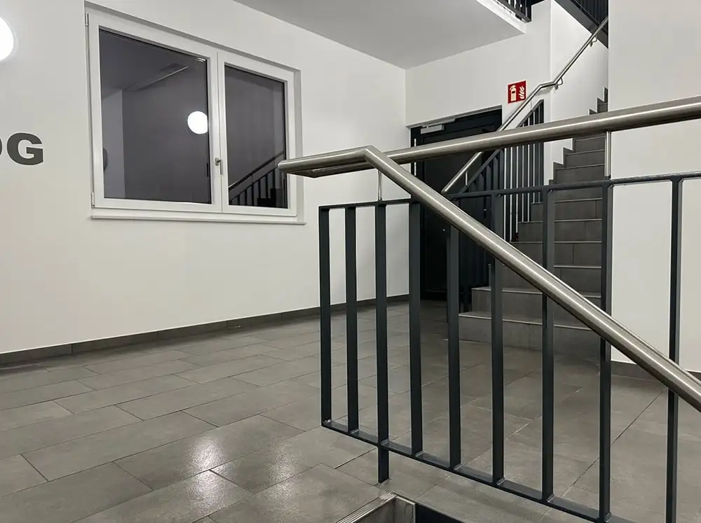Treppenhaus mit Geländer nach der Reinigung