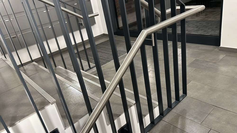 Frisch gereinigtes Treppenhaus mit Edelstahlgeländer