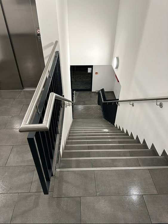 Helles Treppenhaus nach der Reinigung