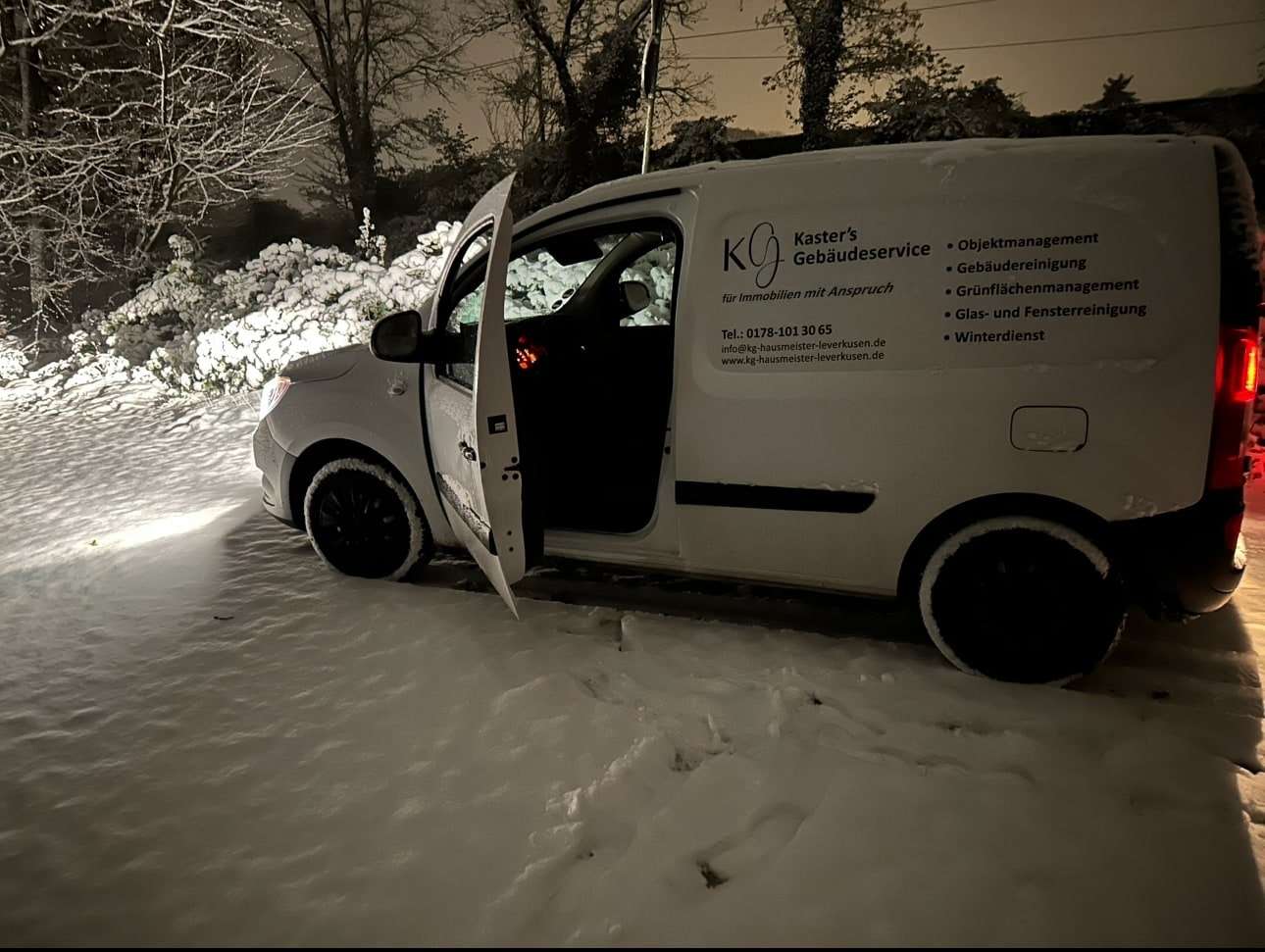 Fahrzeug von Kaster’s Gebäudeservice im Schnee